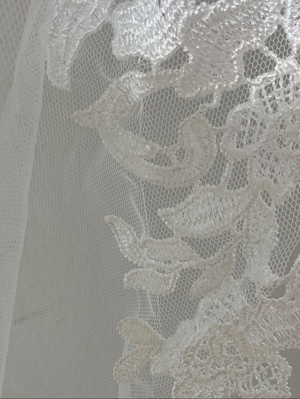 Stunning 2-Tier Lace-Trim Chapel / Cathedral Bridal Veil with Floral Appliqué - Picture 7 of 11